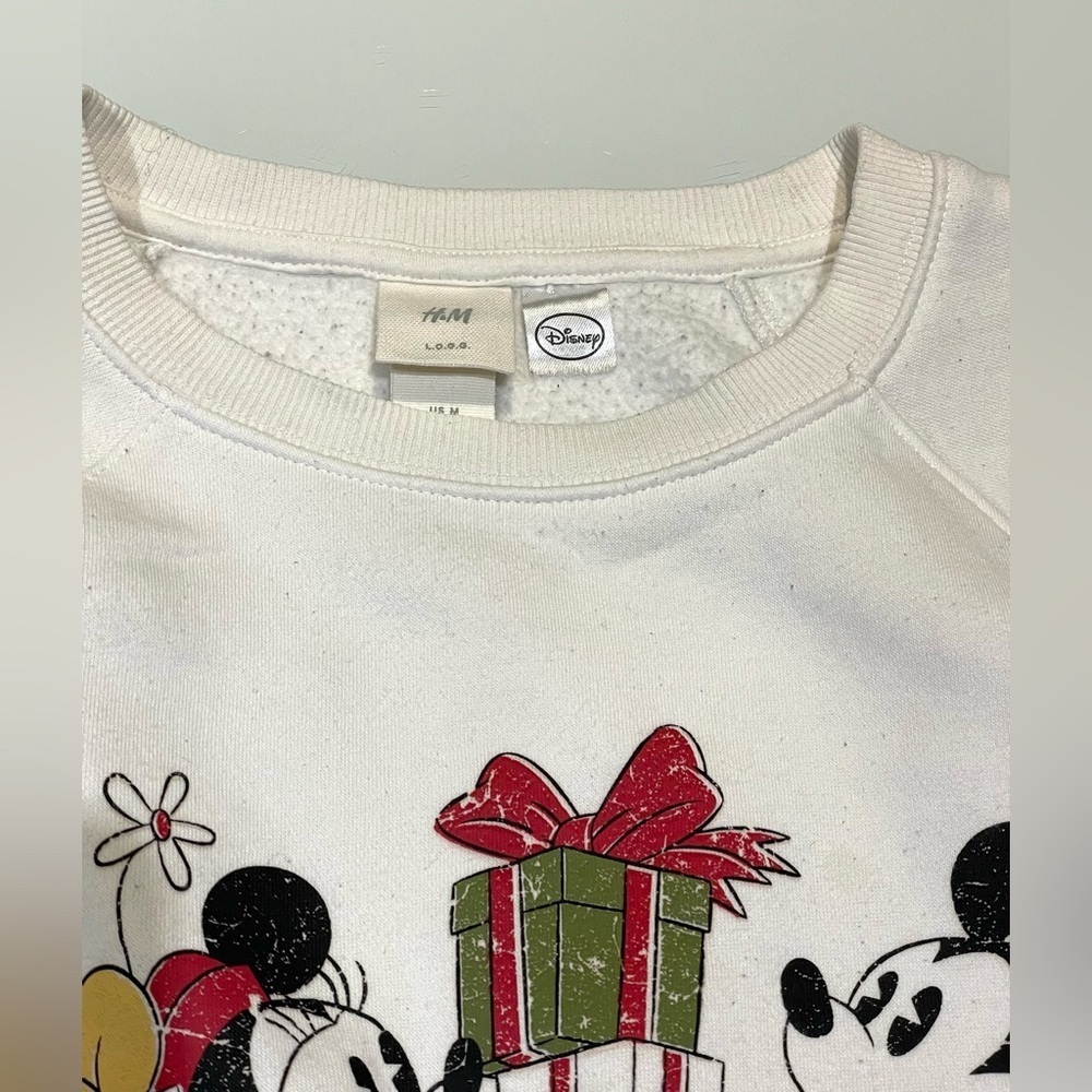 H&M x Disney Mickey and Minnie Mouse Christmas Crewneck Sweatshirt - Picture 4 of 10